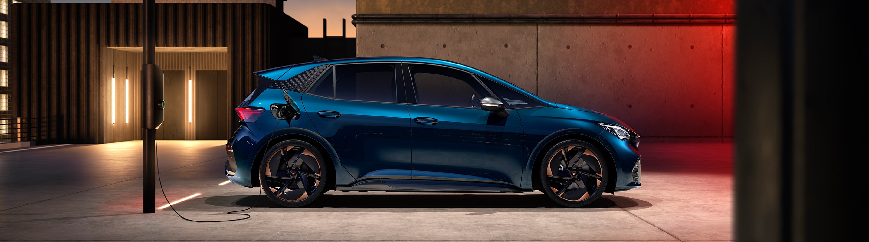 La nouvelle CUPRA Born couleur Aurora Blue à une borne de recharge