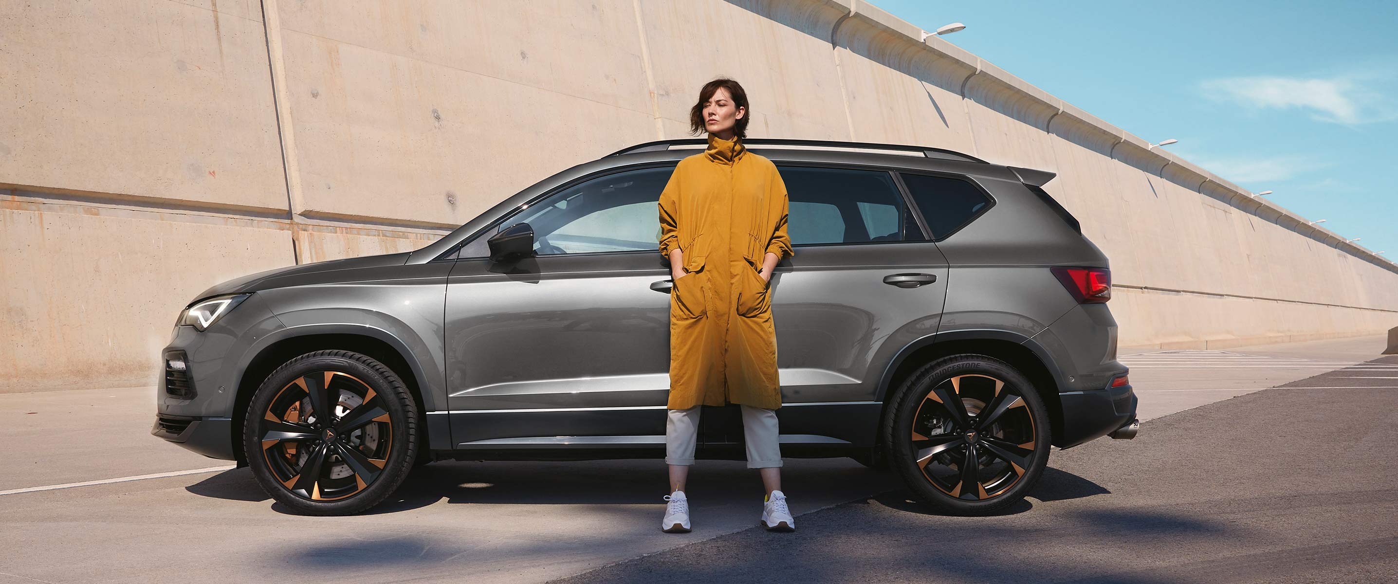 cupra-ateca-spring-gris-rodium-with-woman