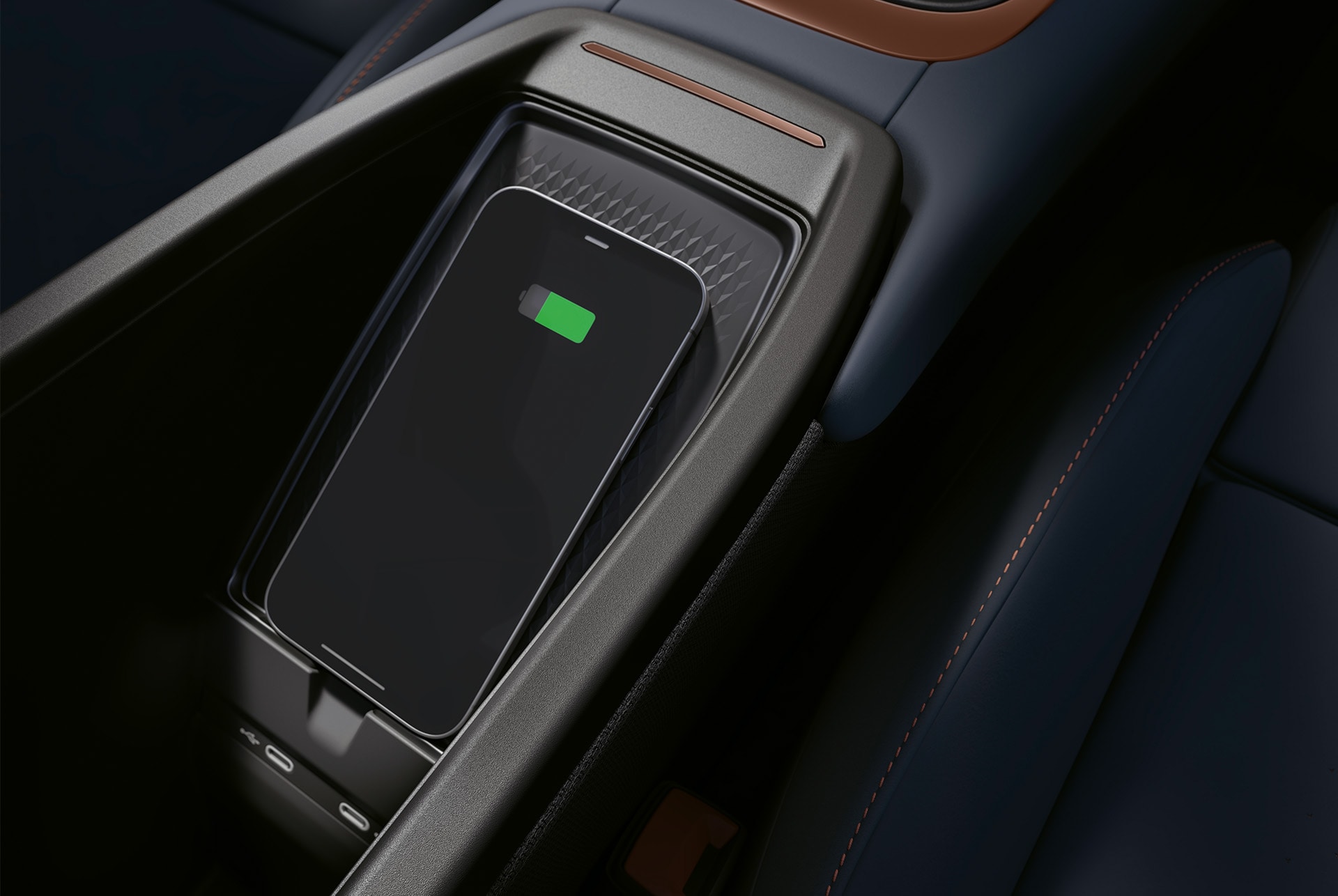 Smartphone connecté au chargeur sans fil de la CUPRA Born