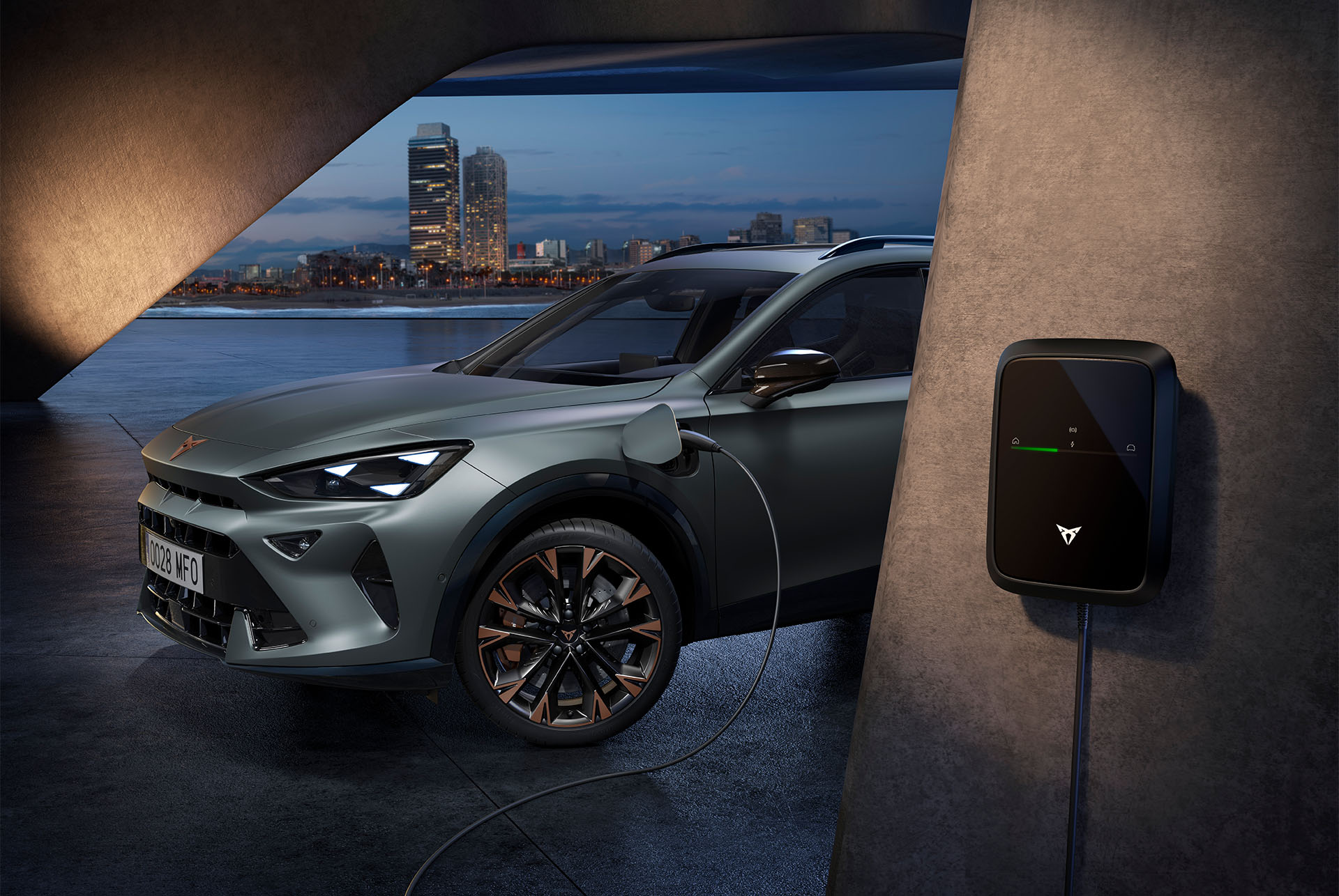 Vue latérale du CUPRA Formentor 2025 dans la couleur Dark Void, garé en extérieur, mettant en avant le point de recharge du véhicule.