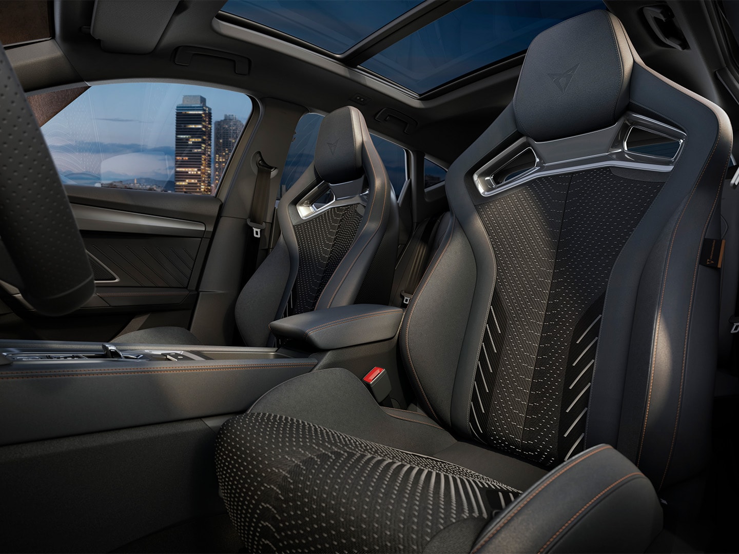 Design intérieur extrême du CUPRA Formentor 2025, incluant le cockpit et la zone conducteur, les freins haute performance, les sièges baquets CUP ainsi que les moulures intérieures en chrome foncé. Comprend les améliorations Intelligent Drive, Pure Performance et Immersive by Sennheiser™.