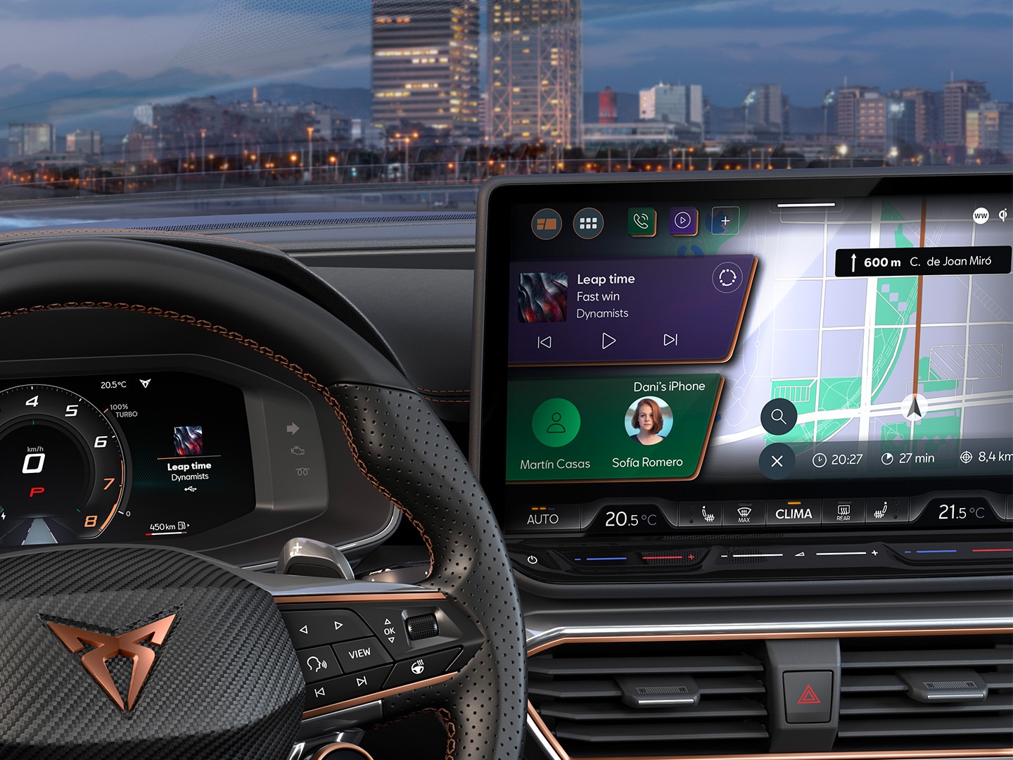 Gros plan sur l’affichage dynamique du CUPRA Formentor 2025, logo cuivré, régulateur de vitesse adaptatif, système pré-collision et maintien dans la voie. Inclut l’assistant de stationnement intelligent, l’assistant de vigilance, l’assistant latéral, le limiteur de vitesse et une caméra vue panoramique.