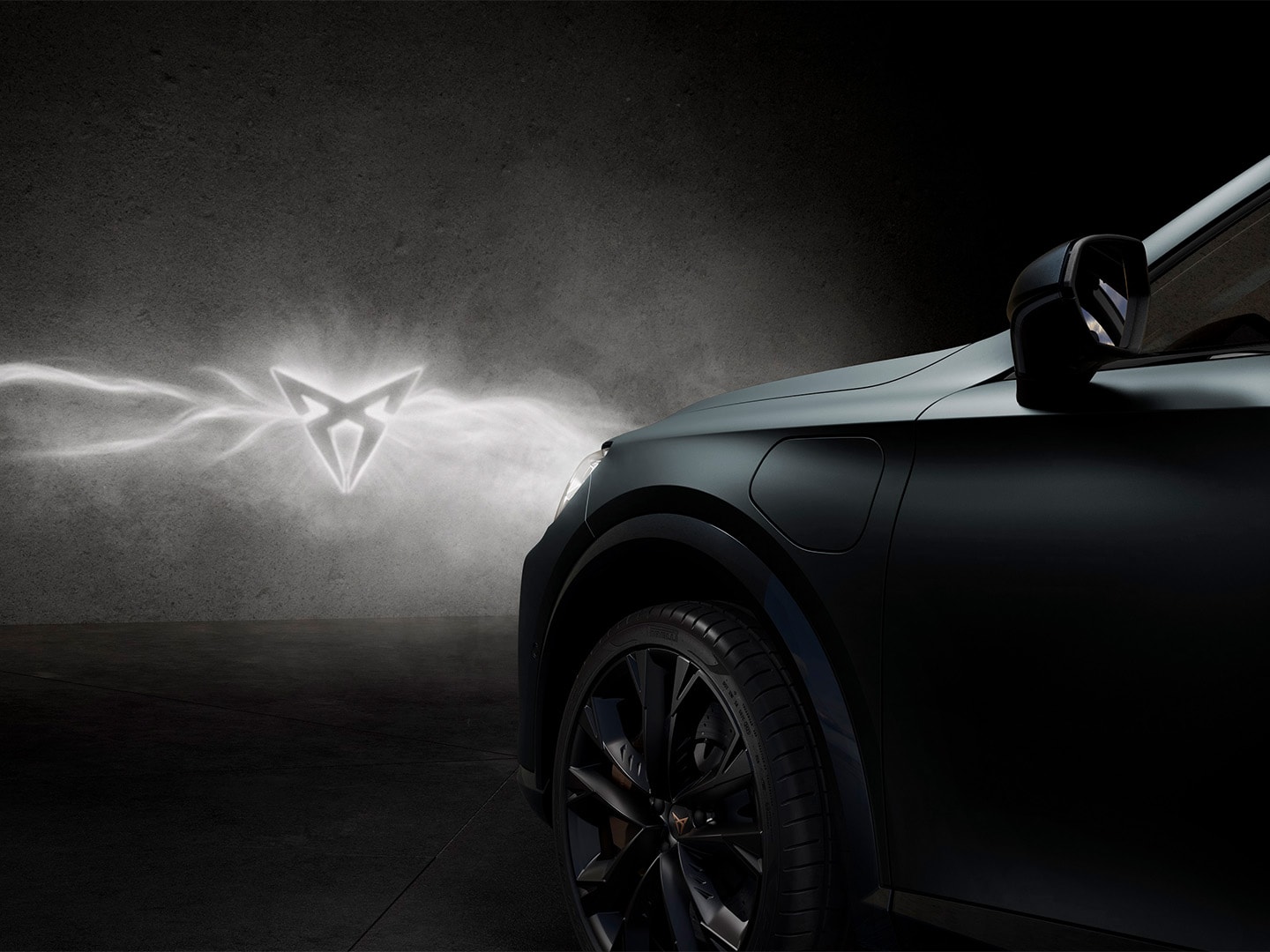 CUPRA Formentor 2025 en Century Bronze Mat, jantes avec accents cuivrés, feux CUPRA Matrix LED Pure Performance, phares avec la signature distinctive en forme triangulaire CUPRA.