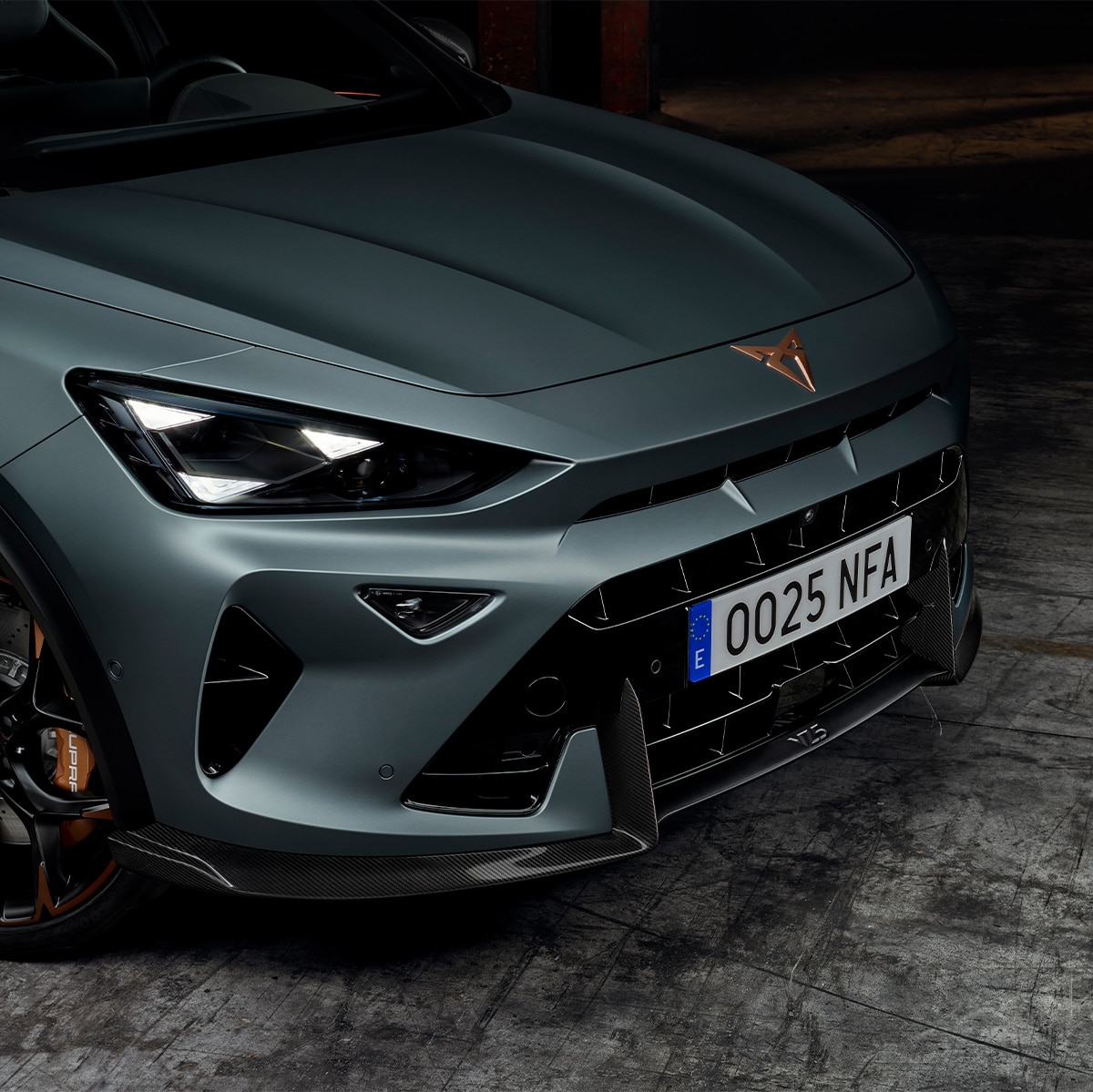 Gros plan sur l’avant du CUPRA Formentor VZ5 pour mettre en valeur le design de ses jantes en alliage cuivrées et noires.
