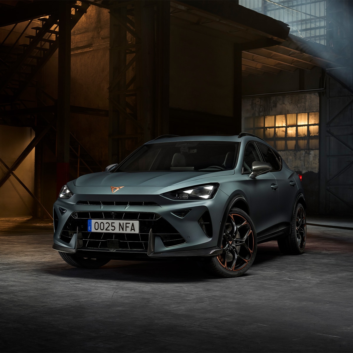 Vue avant du nouveau CUPRA Formentor VZ5, garé dans un décor nocturne, mettant en valeur ses détails de design.