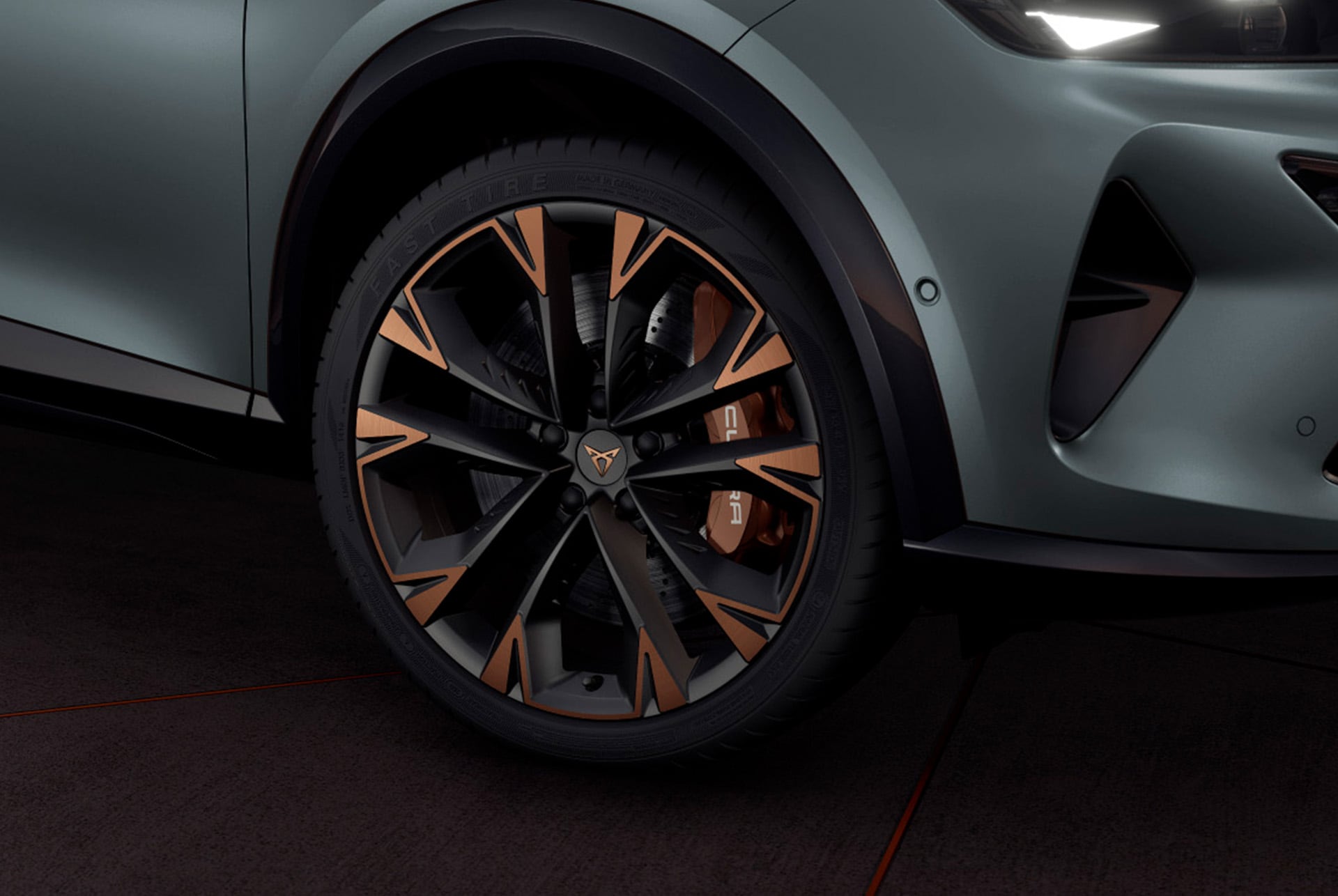 Vue extérieure du CUPRA Formentor 2025 : jantes avec accents cuivrés, freins Akebono, rétroviseur, pneus, phares LED en forme de triangle signature et logo CUPRA. 