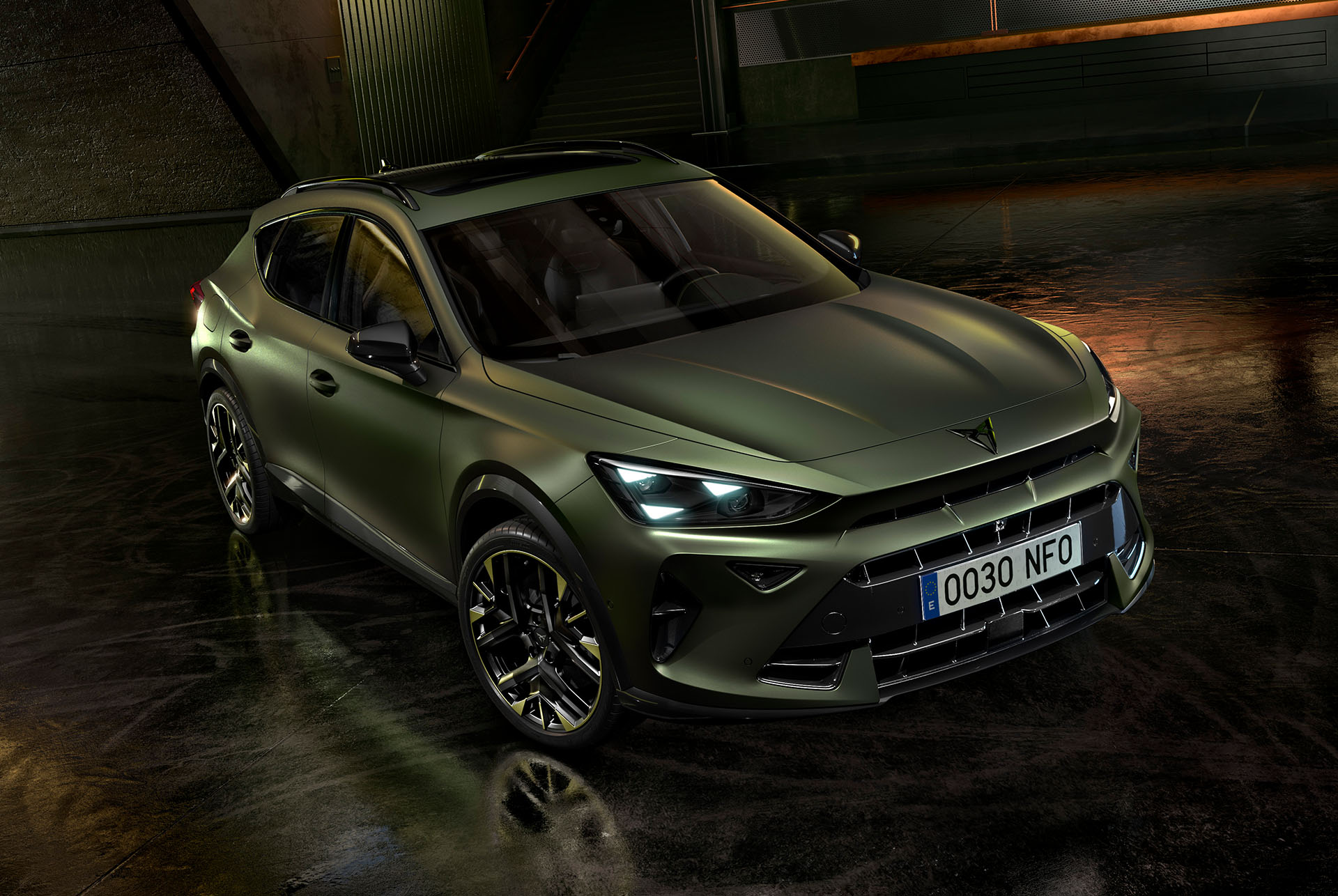 Formentor Tribe Edition garée dans un parking industriel mettant en valeur sa couleur Manganese Matt.