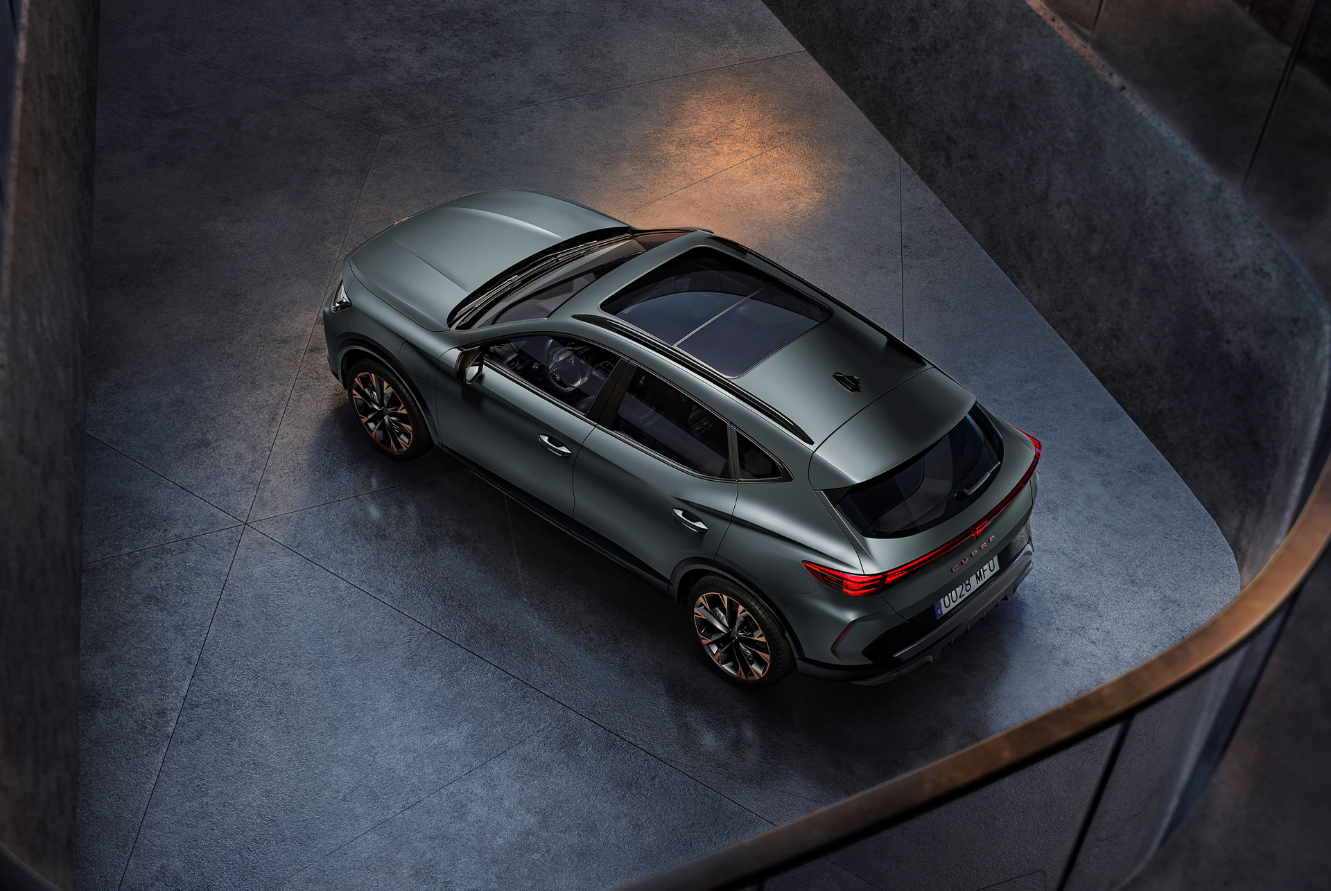 Le CUPRA Formentor mettant en valeur son design élégant, avec en arrière-plan une ligne d’horizon nocturne.