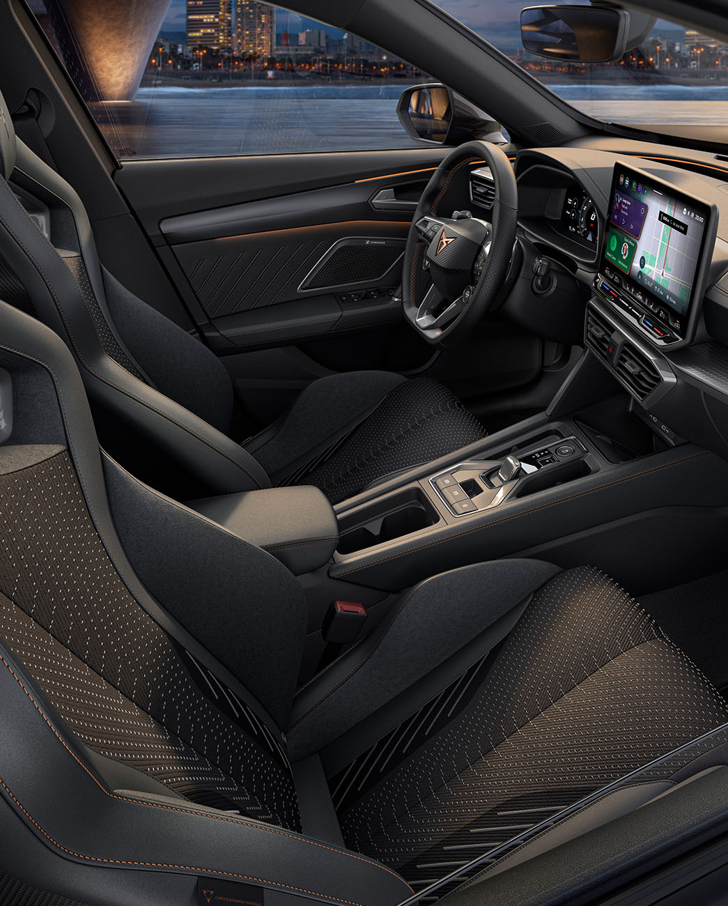 Vue intérieure du cockpit du nouveau CUPRA Formentor. L'habitacle comprend des sièges baquets noirs, des accents et des surpiqûres cuivrés, le système d'infodivertissement et un volant portant le logo CUPRA.