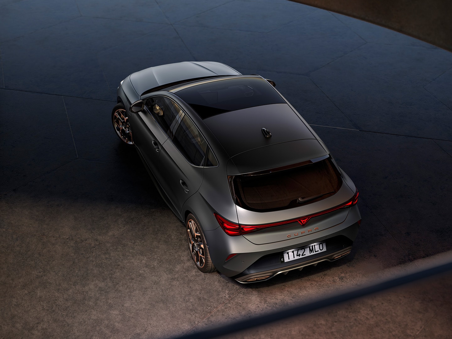 Vue arrière supérieure de la CUPRA Leon, mettant en valeur ses lignes de design extérieur.