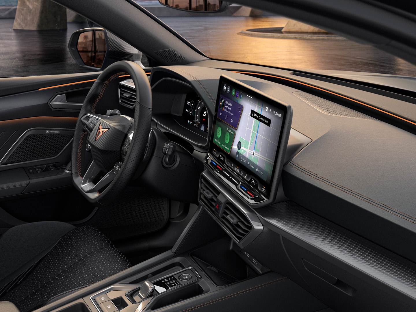 Vue intérieure de la CUPRA Leon mettant en avant l’interface centrée sur le conducteur, incluant un écran tactile de 12,9 pouces et un volant avec boutons et satellites.