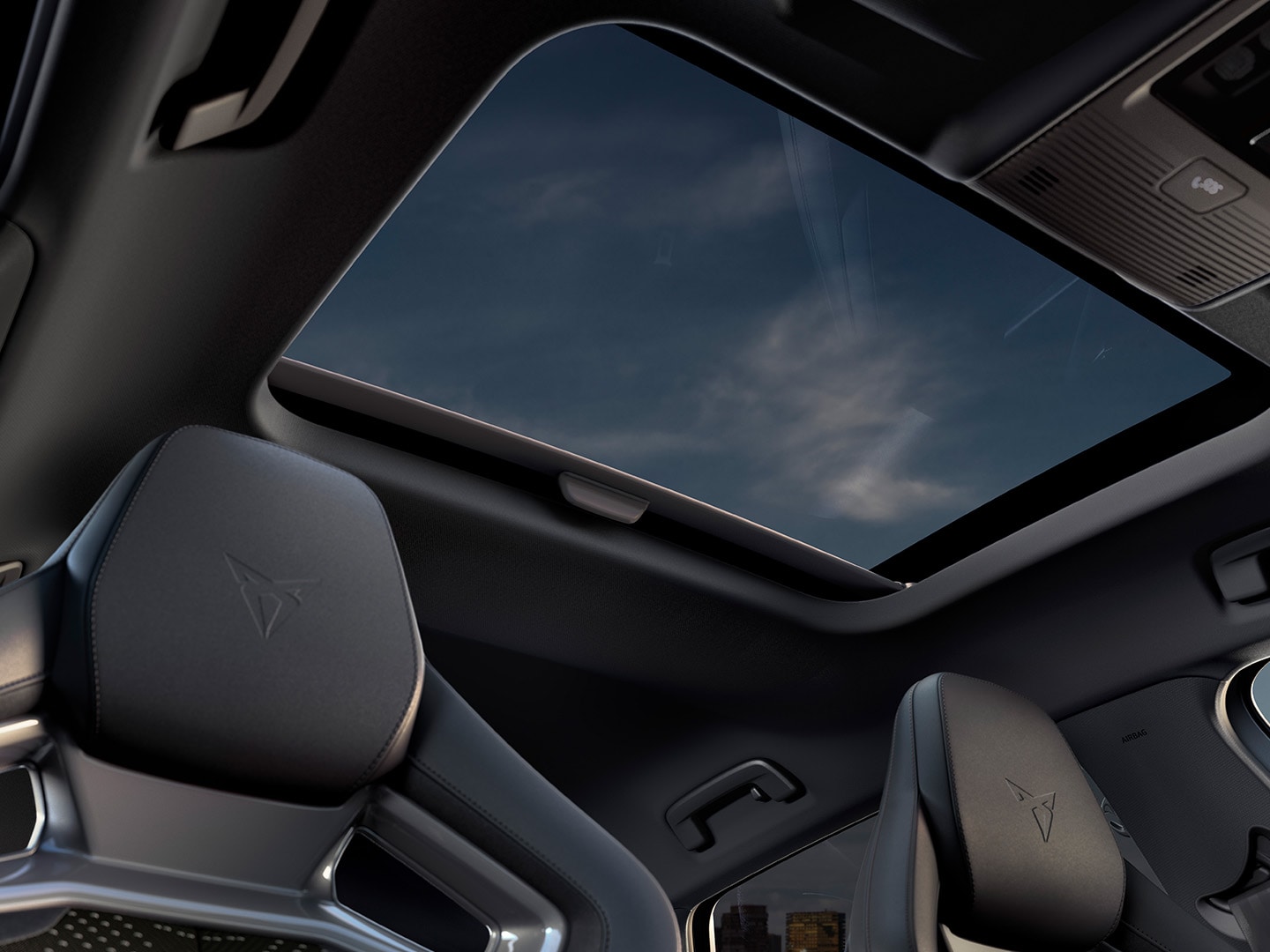 Vue intérieure du toit ouvrant panoramique de la CUPRA Leon, qui prolonge le ciel à l’intérieur à chaque trajet.