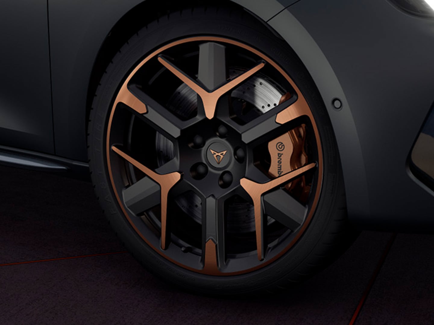 Gros plan du design des jantes en alliage de la nouvelle CUPRA Leon, associées aux freins Brembo pour offrir une performance plus fluide.