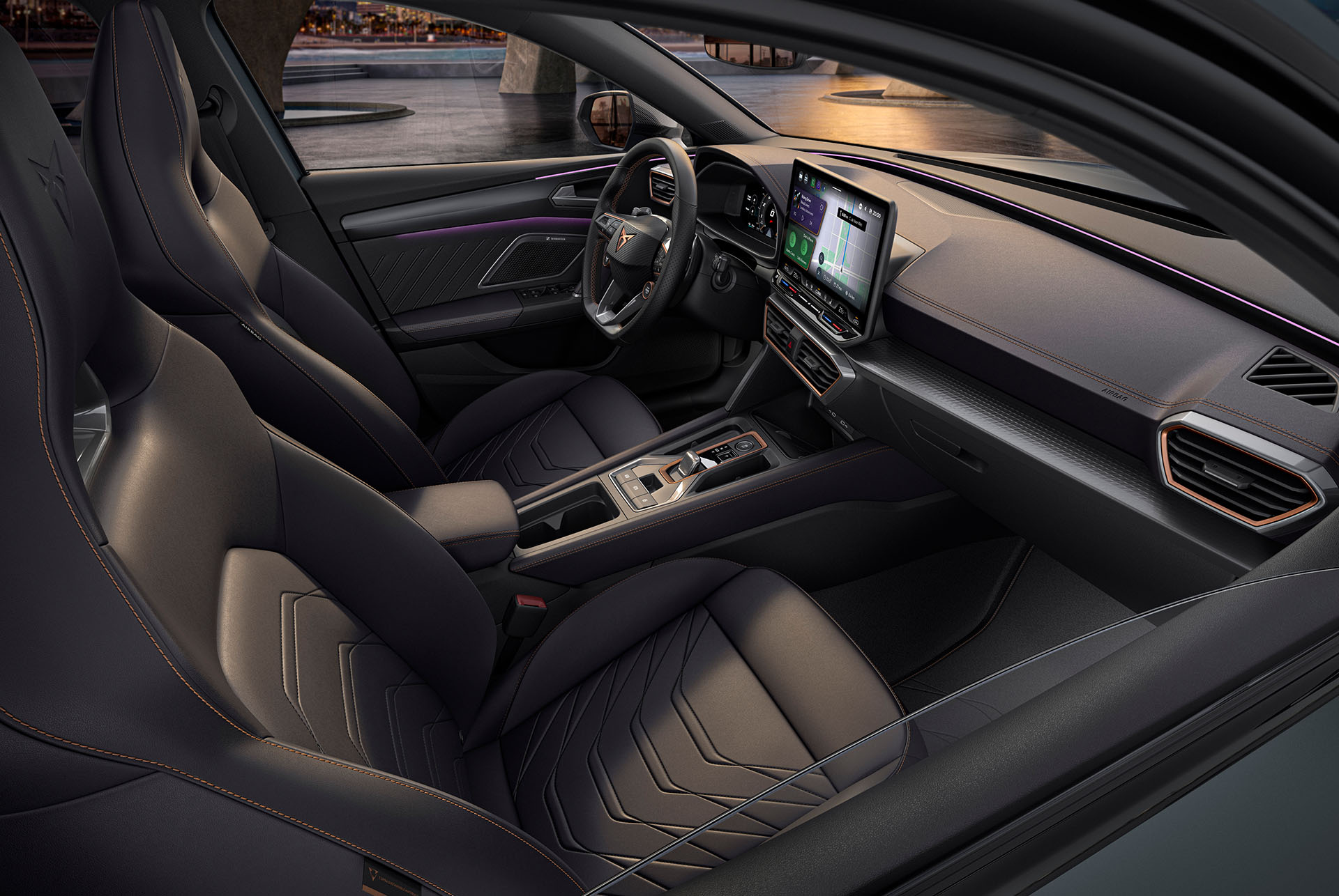 Intérieur de la CUPRA Leon 5D mettant en avant les nouveaux sièges baquet du pack Progressive.