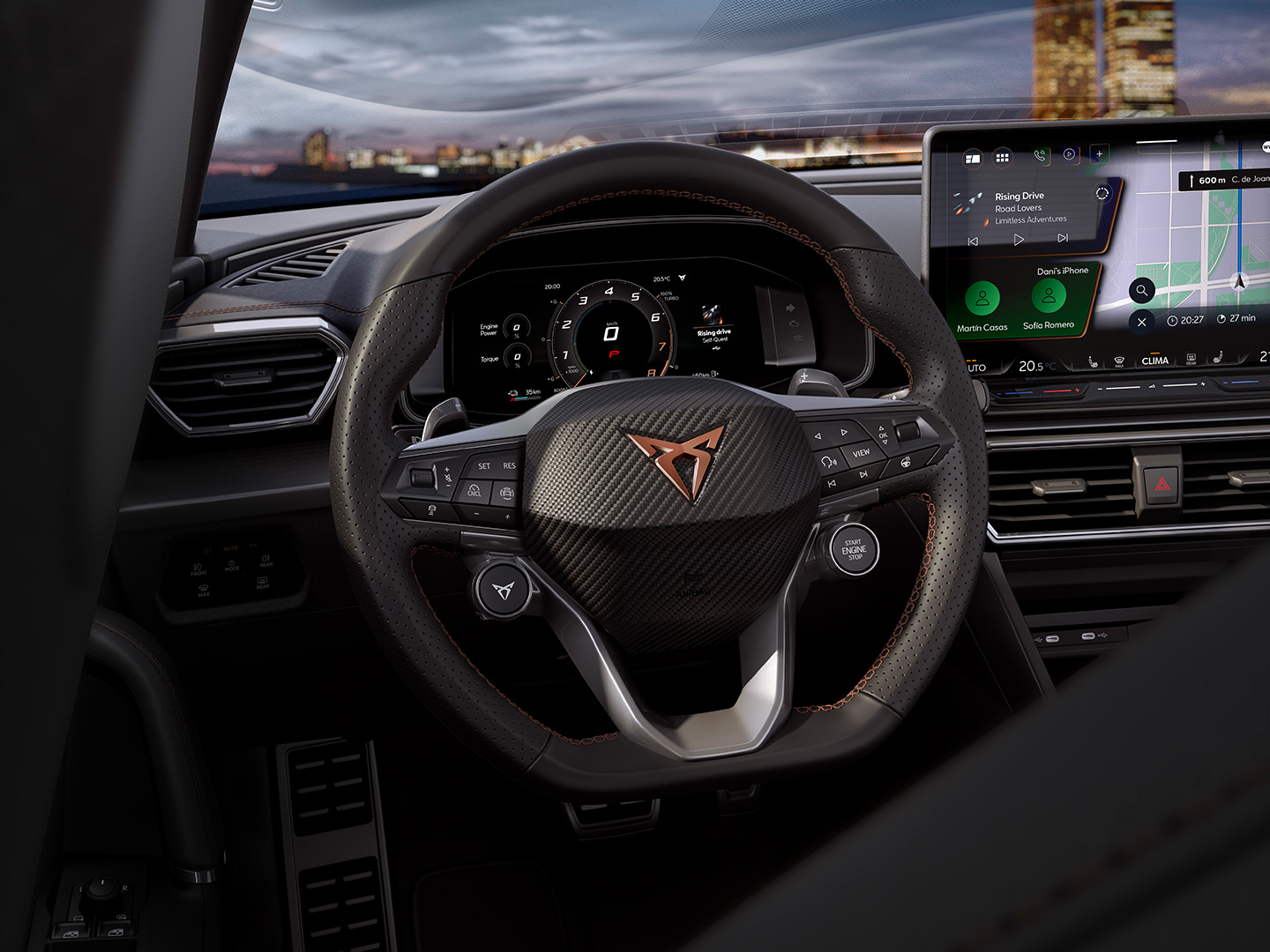 Détails intérieurs de la CUPRA Leon, comme le volant ou le système d’infodivertissement, intégrant l’assistant de stationnement, le système Pre-Crash et le maintien dans la voie parmi d’autres fonctions du pack Intelligent Drive.