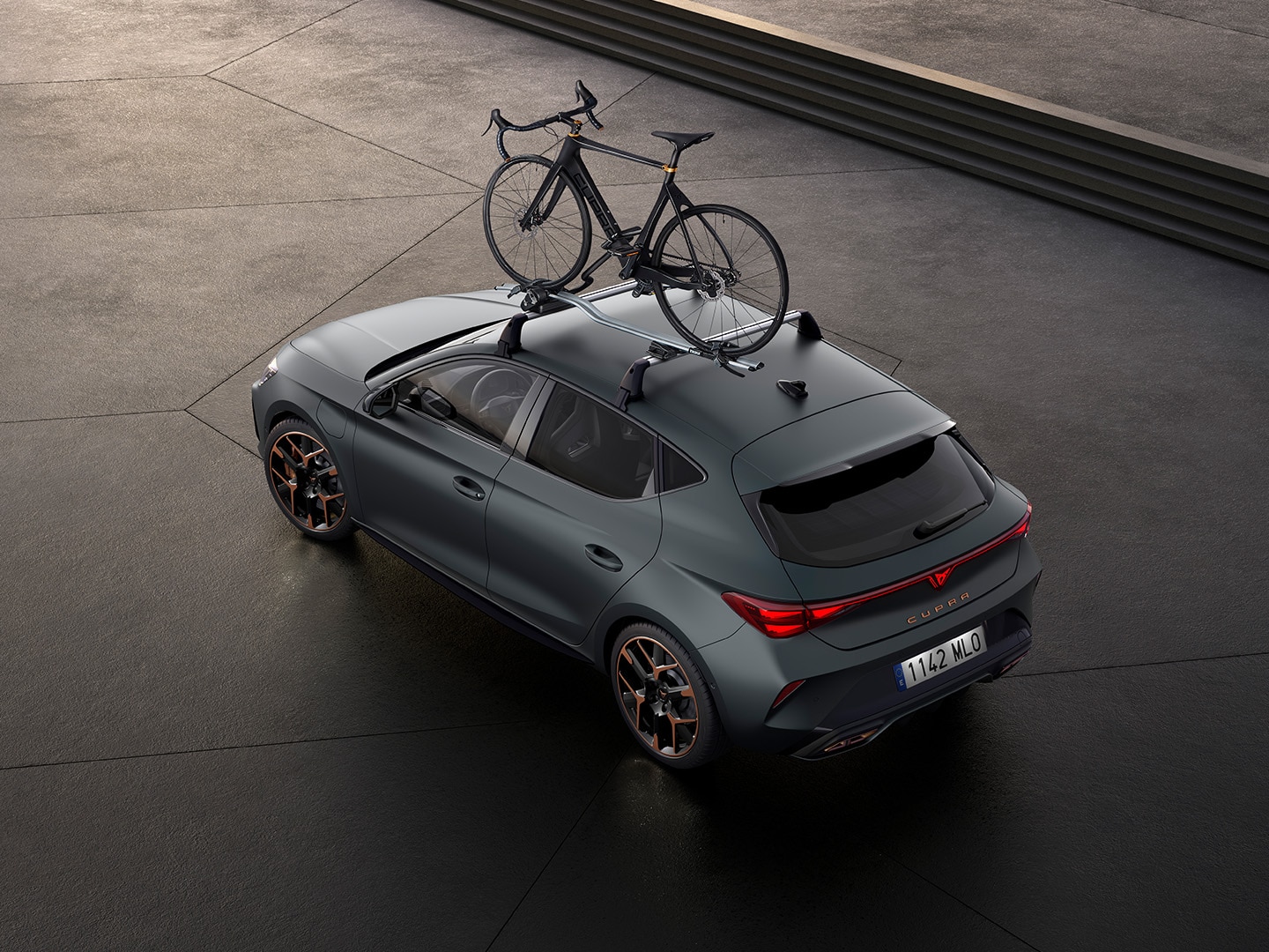 Vue latérale supérieure d’une CUPRA Leon équipée d’un porte-vélos de la gamme d’accessoires de transport.