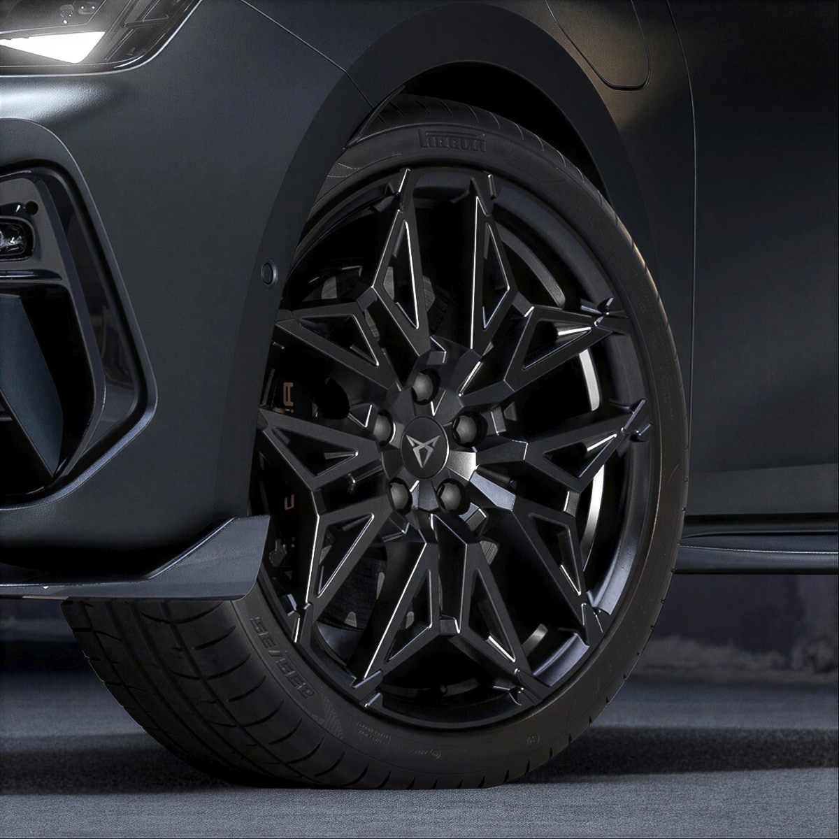 Gros plan sur la jante Custom 19 pouces multibranches en Sport Black Matt pour la CUPRA Leon 5D.