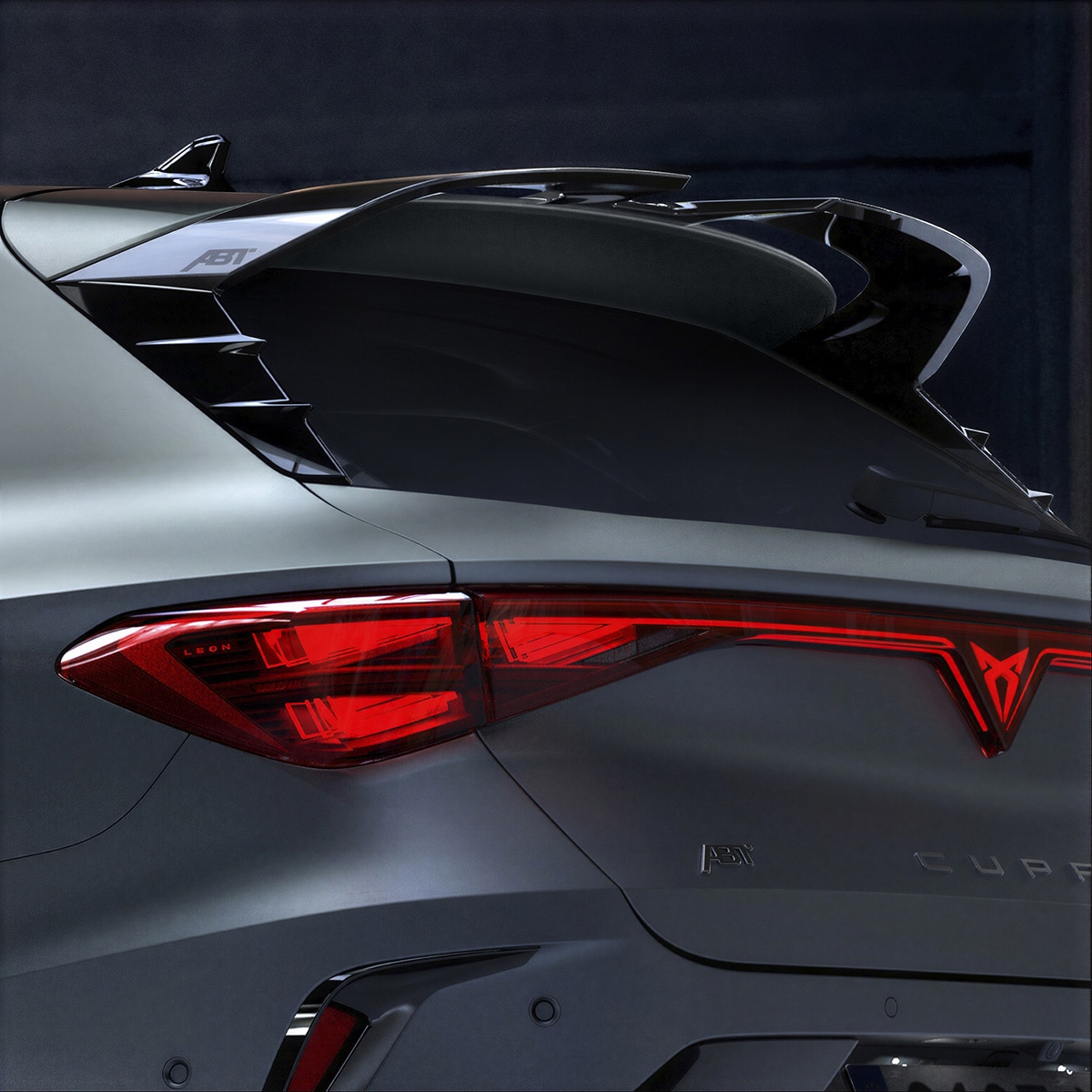 Vue arrière de la CUPRA Leon 5D mettant en avant le becquet arrière agressif du pack Custom.