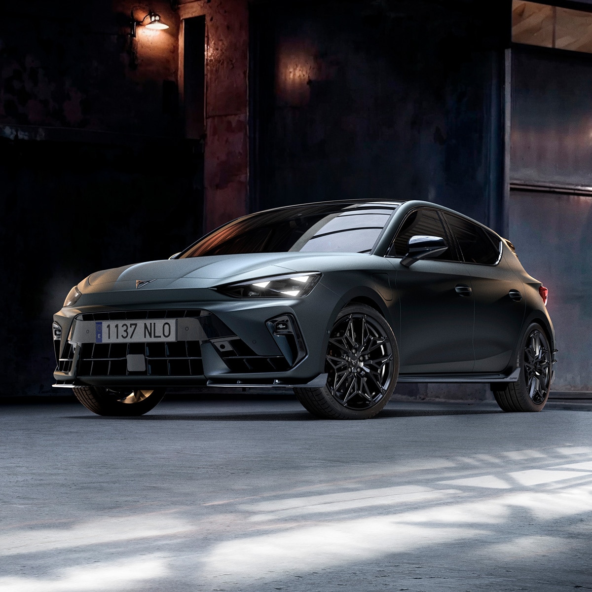 Prise de vue en contre-plongée de la CUPRA Leon 5D, mettant en valeur l’impact affirmé du pack Custom.