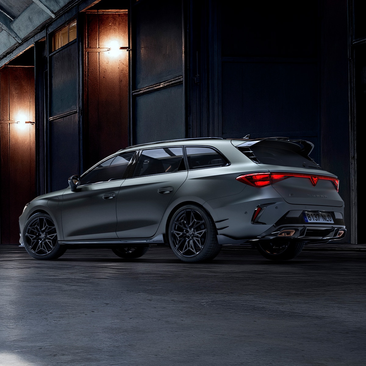 Low-angle side view of the CUPRA Leon SP, revealing some Custom pack aesthetic details.