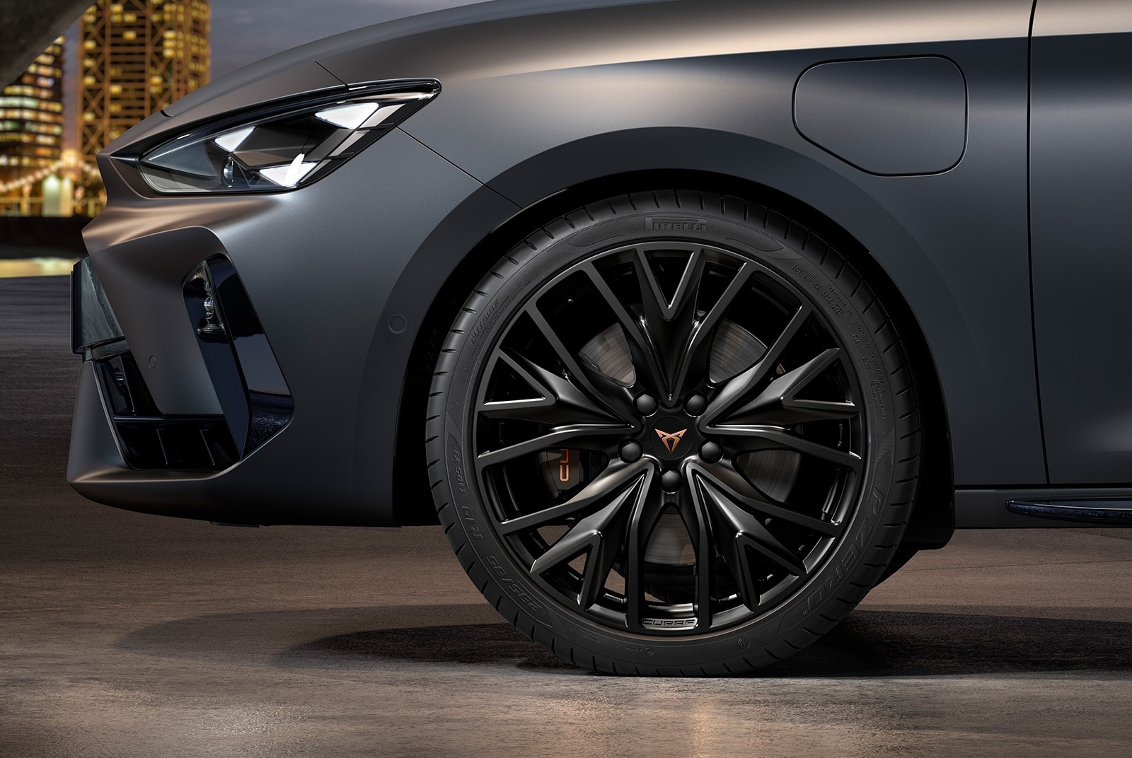 Vue avant de la jante alliage 19 pouces en Sport Black Mat de la CUPRA Leon Sportstourer Black Edition.