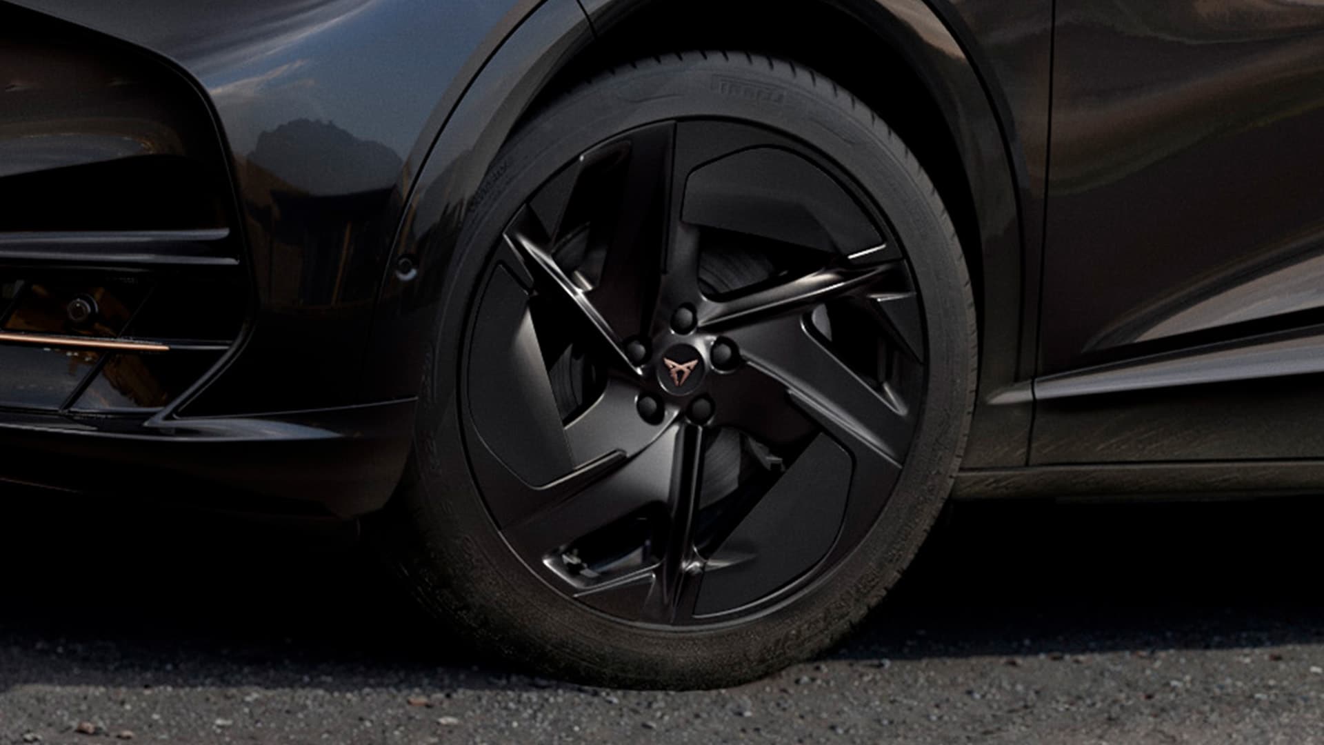 Gros plan sur la jante en alliage « Black Edition Katla » de 21 pouces de la CUPRA Tavascan, dotée d’inserts « Black R ».