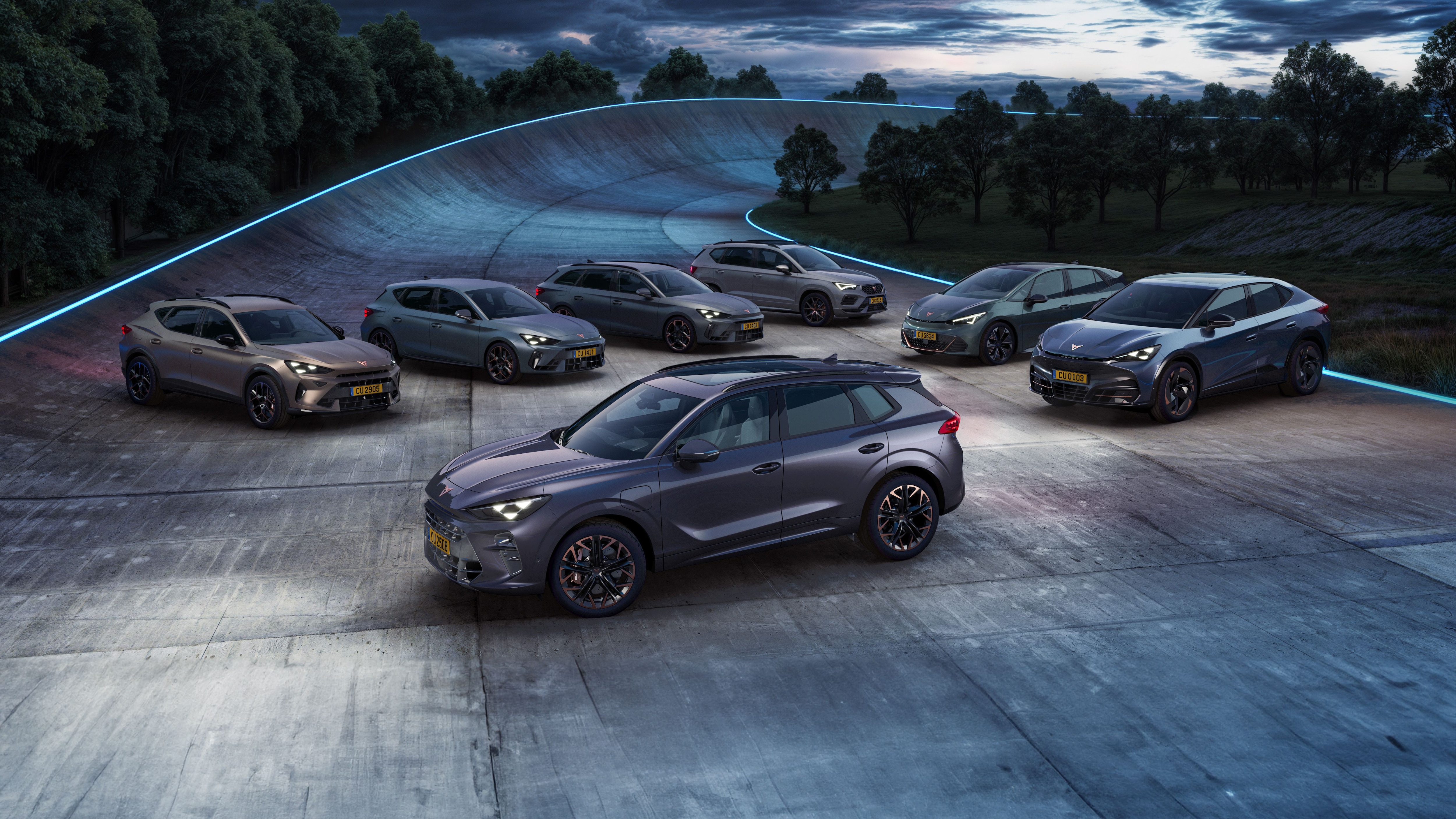 cupra terramar gros plan du feu arrière avec le nom du modèle éclairé, montrant le motif lumineux triangulaire rouge distinctif sur fond sombre